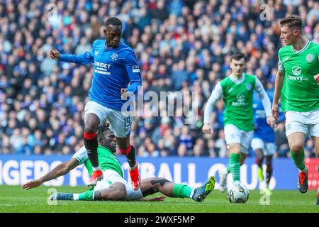 Glasgow, Großbritannien. 30. März 2024. Die Rangers spielen Hibernian im Ibrox Stadium in Glasgow, Schottland, Großbritannien in einem Spiel der schottischen Premiership. Die Rangers sind derzeit Zweiter in der Liga und ein Sieg würde sie an die Spitze bringen, vor ihren engsten Konkurrenten, Celtic. Hibernian, der derzeit 6. Platz sitzt, braucht Punkte, um diese Position vor der saisonalen Trennung in ein paar Wochen zu halten. Quelle: Findlay/Alamy Live News Stockfoto