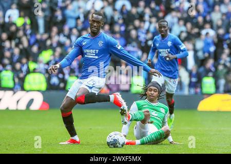 Glasgow, Großbritannien. 30. März 2024. Die Rangers spielen Hibernian im Ibrox Stadium in Glasgow, Schottland, Großbritannien in einem Spiel der schottischen Premiership. Die Rangers sind derzeit Zweiter in der Liga und ein Sieg würde sie an die Spitze bringen, vor ihren engsten Konkurrenten, Celtic. Hibernian, der derzeit 6. Platz sitzt, braucht Punkte, um diese Position vor der saisonalen Trennung in ein paar Wochen zu halten. Quelle: Findlay/Alamy Live News Stockfoto