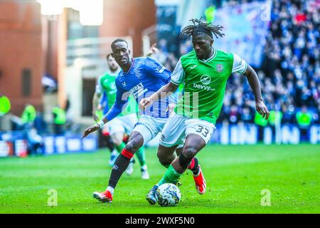 Glasgow, Großbritannien. 30. März 2024. Die Rangers spielen Hibernian im Ibrox Stadium in Glasgow, Schottland, Großbritannien in einem Spiel der schottischen Premiership. Die Rangers sind derzeit Zweiter in der Liga und ein Sieg würde sie an die Spitze bringen, vor ihren engsten Konkurrenten, Celtic. Hibernian, der derzeit 6. Platz sitzt, braucht Punkte, um diese Position vor der saisonalen Trennung in ein paar Wochen zu halten. Quelle: Findlay/Alamy Live News Stockfoto