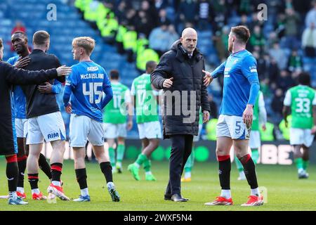 Glasgow, Großbritannien. 30. März 2024. Die Rangers spielen Hibernian im Ibrox Stadium in Glasgow, Schottland, Großbritannien in einem Spiel der schottischen Premiership. Die Rangers sind derzeit Zweiter in der Liga und ein Sieg würde sie an die Spitze bringen, vor ihren engsten Konkurrenten, Celtic. Hibernian, der derzeit 6. Platz sitzt, braucht Punkte, um diese Position vor der saisonalen Trennung in ein paar Wochen zu halten. Quelle: Findlay/Alamy Live News Stockfoto
