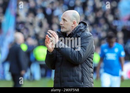 Glasgow, Großbritannien. 30. März 2024. Die Rangers spielen Hibernian im Ibrox Stadium in Glasgow, Schottland, Großbritannien in einem Spiel der schottischen Premiership. Die Rangers sind derzeit Zweiter in der Liga und ein Sieg würde sie an die Spitze bringen, vor ihren engsten Konkurrenten, Celtic. Hibernian, der derzeit 6. Platz sitzt, braucht Punkte, um diese Position vor der saisonalen Trennung in ein paar Wochen zu halten. Quelle: Findlay/Alamy Live News Stockfoto