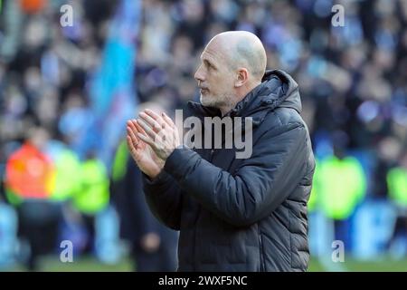 Glasgow, Großbritannien. 30. März 2024. Die Rangers spielen Hibernian im Ibrox Stadium in Glasgow, Schottland, Großbritannien in einem Spiel der schottischen Premiership. Die Rangers sind derzeit Zweiter in der Liga und ein Sieg würde sie an die Spitze bringen, vor ihren engsten Konkurrenten, Celtic. Hibernian, der derzeit 6. Platz sitzt, braucht Punkte, um diese Position vor der saisonalen Trennung in ein paar Wochen zu halten. Quelle: Findlay/Alamy Live News Stockfoto