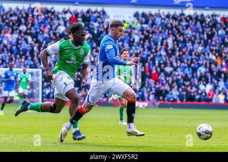 Glasgow, Großbritannien. 30. März 2024. Die Rangers spielen Hibernian im Ibrox Stadium in Glasgow, Schottland, Großbritannien in einem Spiel der schottischen Premiership. Die Rangers sind derzeit Zweiter in der Liga und ein Sieg würde sie an die Spitze bringen, vor ihren engsten Konkurrenten, Celtic. Hibernian, der derzeit 6. Platz sitzt, braucht Punkte, um diese Position vor der saisonalen Trennung in ein paar Wochen zu halten. Quelle: Findlay/Alamy Live News Stockfoto