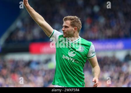Glasgow, Großbritannien. 30. März 2024. Die Rangers spielen Hibernian im Ibrox Stadium in Glasgow, Schottland, Großbritannien in einem Spiel der schottischen Premiership. Die Rangers sind derzeit Zweiter in der Liga und ein Sieg würde sie an die Spitze bringen, vor ihren engsten Konkurrenten, Celtic. Hibernian, der derzeit 6. Platz sitzt, braucht Punkte, um diese Position vor der saisonalen Trennung in ein paar Wochen zu halten. Quelle: Findlay/Alamy Live News Stockfoto