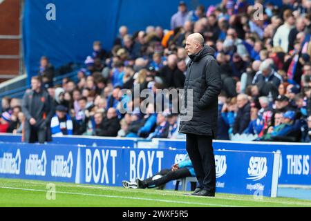 Glasgow, Großbritannien. 30. März 2024. Die Rangers spielen Hibernian im Ibrox Stadium in Glasgow, Schottland, Großbritannien in einem Spiel der schottischen Premiership. Die Rangers sind derzeit Zweiter in der Liga und ein Sieg würde sie an die Spitze bringen, vor ihren engsten Konkurrenten, Celtic. Hibernian, der derzeit 6. Platz sitzt, braucht Punkte, um diese Position vor der saisonalen Trennung in ein paar Wochen zu halten. Quelle: Findlay/Alamy Live News Stockfoto