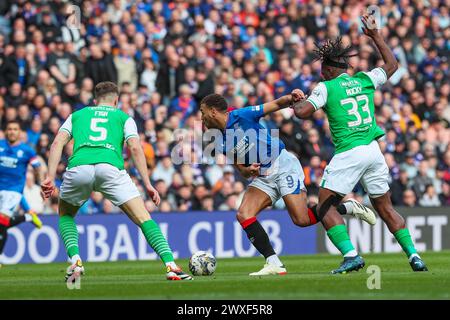 Glasgow, Großbritannien. 30. März 2024. Die Rangers spielen Hibernian im Ibrox Stadium in Glasgow, Schottland, Großbritannien in einem Spiel der schottischen Premiership. Die Rangers sind derzeit Zweiter in der Liga und ein Sieg würde sie an die Spitze bringen, vor ihren engsten Konkurrenten, Celtic. Hibernian, der derzeit 6. Platz sitzt, braucht Punkte, um diese Position vor der saisonalen Trennung in ein paar Wochen zu halten. Quelle: Findlay/Alamy Live News Stockfoto