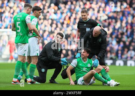 Glasgow, Großbritannien. 30. März 2024. Die Rangers spielen Hibernian im Ibrox Stadium in Glasgow, Schottland, Großbritannien in einem Spiel der schottischen Premiership. Die Rangers sind derzeit Zweiter in der Liga und ein Sieg würde sie an die Spitze bringen, vor ihren engsten Konkurrenten, Celtic. Hibernian, der derzeit 6. Platz sitzt, braucht Punkte, um diese Position vor der saisonalen Trennung in ein paar Wochen zu halten. Quelle: Findlay/Alamy Live News Stockfoto