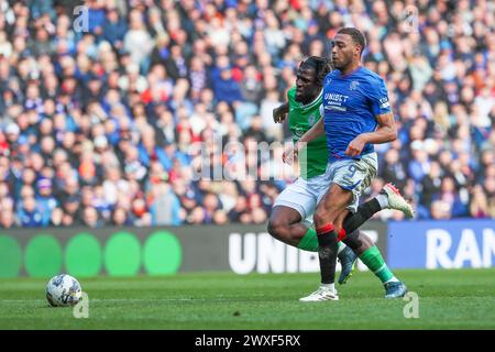 Glasgow, Großbritannien. 30. März 2024. Die Rangers spielen Hibernian im Ibrox Stadium in Glasgow, Schottland, Großbritannien in einem Spiel der schottischen Premiership. Die Rangers sind derzeit Zweiter in der Liga und ein Sieg würde sie an die Spitze bringen, vor ihren engsten Konkurrenten, Celtic. Hibernian, der derzeit 6. Platz sitzt, braucht Punkte, um diese Position vor der saisonalen Trennung in ein paar Wochen zu halten. Quelle: Findlay/Alamy Live News Stockfoto