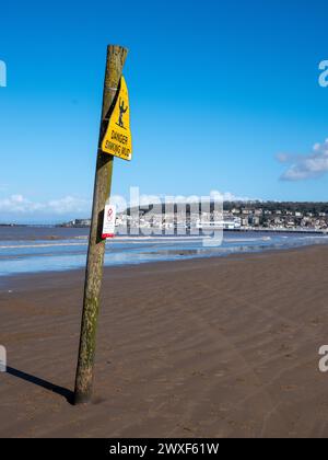 März 2024, Ostersamstag - Warnschilder für Gefahr sinkender Schlamm Weston-super-Mare, North Somerset, England, Vereinigtes Königreich. Stockfoto