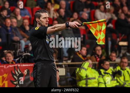 Deventer, Niederlande. 30. März 2024. DEVENTER, NIEDERLANDE - MÄRZ 30: Assistenzschiedsrichter Dyon Fikkert während des niederländischen Eredivisie-Spiels zwischen Go Ahead Eagles und Excelsior Rotterdam in de Adelaarshorst am 30. März 2024 in Deventer, Niederlande. (Foto von Henny Meyerink/BSR Agency) Credit: BSR Agency/Alamy Live News Stockfoto