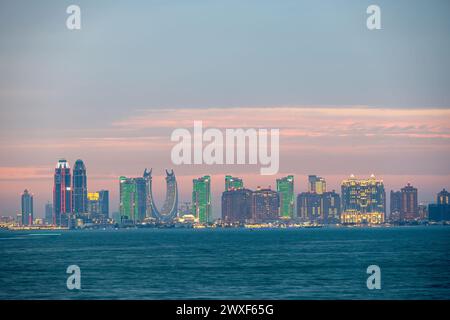 Moderne Lusail Skyline im Wohnbereich bei Sonnenuntergang Stockfoto