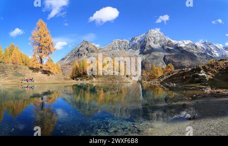 Arolla, Schweiz - 15. Oktober. 2022: Panorama des Lac Bleu des Arolla-Sees im Kanton Wallis in farbenfroher Herbstsaison mit Reflexion von Dent de Veis Stockfoto