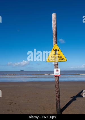 März 2024, Ostersamstag - Warnschilder für Gefahr sinkender Schlamm Weston-super-Mare, North Somerset, England, Vereinigtes Königreich. Stockfoto