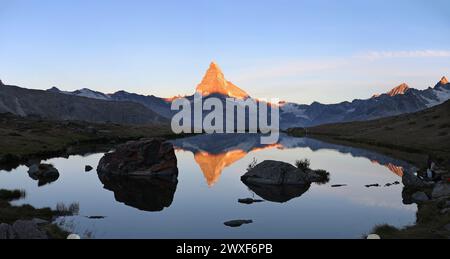 Panorama des Sonnenaufgangs am Hochgebirgssee Stelisee mit dem berühmten Alpengipfel Matterhorn, Zermatt, Schweiz Stockfoto