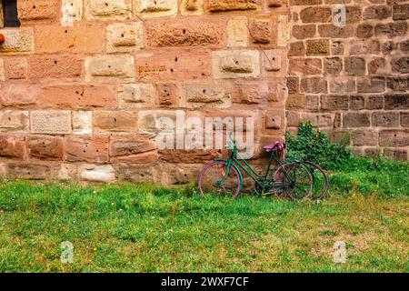 Altes Mauerwerk der Festungsmauer in Nürnberg, Bayern, Deutschland. Stockfoto