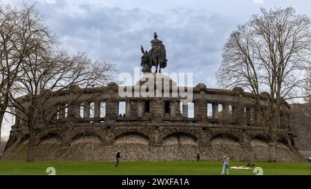 Eine riesige Statue von Kaiser Wilhelm I. in Koblenz am Treffpunkt der Flüsse Mosel und Rhein Stockfoto