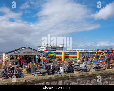 März 2024, Ostersamstag - Strandladen und Café in Weston-super-Mare, North Sommerset, England, Großbritannien. Stockfoto