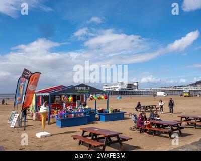 März 2024, Ostersamstag - Trapnells Beach Shop in Weston-super-Mare, North Sommerset, England, Großbritannien. Stockfoto