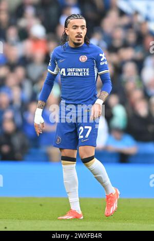 London, Großbritannien. 30. März 2024. Malo Gusto (27 Chelsea) blickt auf das Premier League-Spiel zwischen Chelsea und Burnley in Stamford Bridge, London am Samstag, den 30. März 2024. (Foto: Kevin Hodgson | MI News) Credit: MI News & Sport /Alamy Live News Stockfoto