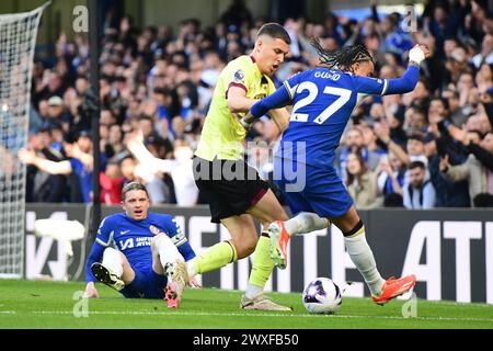 London, Großbritannien. 30. März 2024. Maxime Esteve (33 Burnley) wurde von Malo Gusto (27 Chelsea) während des Premier League-Spiels zwischen Chelsea und Burnley in Stamford Bridge, London am Samstag, den 30. März 2024, herausgefordert. (Foto: Kevin Hodgson | MI News) Credit: MI News & Sport /Alamy Live News Stockfoto