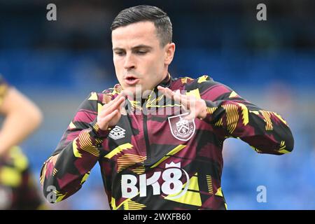 London, Großbritannien. 30. März 2024. Josh Cullen (24 Burnley) wärmt sich während des Premier League-Spiels zwischen Chelsea und Burnley in Stamford Bridge, London am Samstag, den 30. März 2024 auf. (Foto: Kevin Hodgson | MI News) Credit: MI News & Sport /Alamy Live News Stockfoto