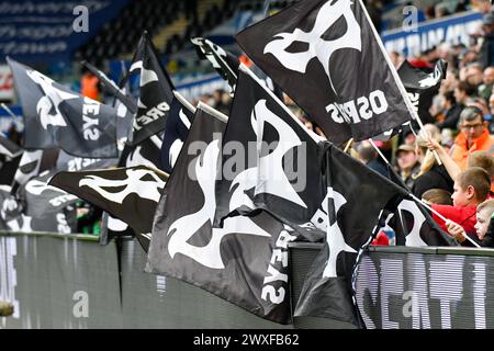 Swansea, Wales. 30. März 2024. Die Fans schwenken Ospreys-Flaggen vor dem Spiel der United Rugby Championship (URC) Round 13 zwischen Ospreys und Emirates Lions im Swansea.com Stadium in Swansea, Wales, Großbritannien am 30. März 2024. Quelle: Duncan Thomas/Majestic Media. Stockfoto
