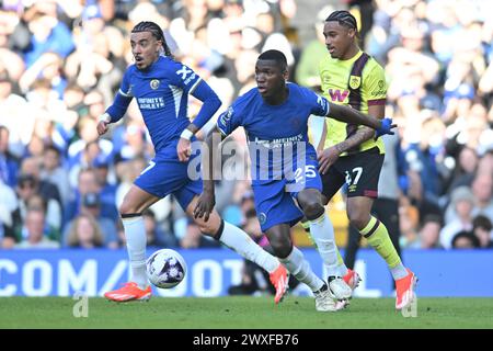 London, Großbritannien. 30. März 2024. Moises Caicedo (25 Chelsea) tritt am Samstag, den 30. März 2024, beim Premier League-Spiel zwischen Chelsea und Burnley in Stamford Bridge in London an. (Foto: Kevin Hodgson | MI News) Credit: MI News & Sport /Alamy Live News Stockfoto