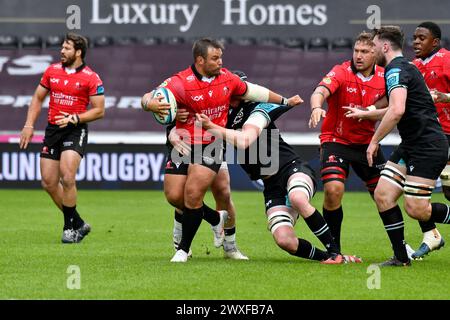 Swansea, Wales. 30. März 2024. Conraad van Vuuren von Emirates Lions wird am 30. März 2024 im United Rugby Championship (URC) Round-13-Spiel zwischen Ospreys und Emirates Lions im Stadion Swansea.com in Swansea, Wales, Großbritannien, angegriffen. Quelle: Duncan Thomas/Majestic Media. Stockfoto