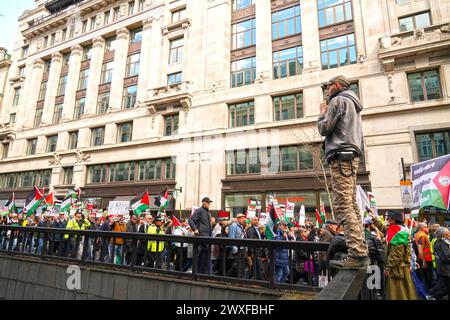 Central London, 30. März 2024, Großbritannien: Heute marschierten Zehntausende vom Russell Square zum Trafalgar Square, auf dem nun elften marsch in Folge in London, um einen Waffenstillstand in Gaza zu fordern. Der marsch blieb friedlich. Quelle: Natasha Quarmby/Alamy Live News Stockfoto