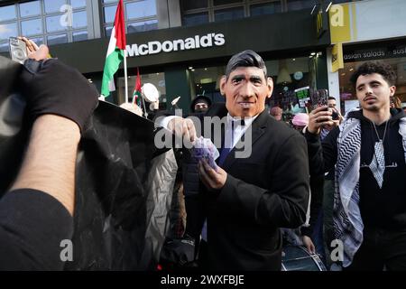 Central London, 30. März 2024, Großbritannien: Heute marschierten Zehntausende vom Russell Square zum Trafalgar Square, auf dem nun elften marsch in Folge in London, um einen Waffenstillstand in Gaza zu fordern. Der marsch blieb friedlich. Quelle: Natasha Quarmby/Alamy Live News Stockfoto
