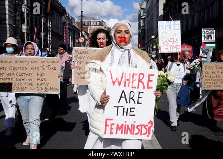 Central London, 30. März 2024, Großbritannien: Heute marschierten Zehntausende vom Russell Square zum Trafalgar Square, auf dem nun elften marsch in Folge in London, um einen Waffenstillstand in Gaza zu fordern. Der marsch blieb friedlich. Quelle: Natasha Quarmby/Alamy Live News Stockfoto