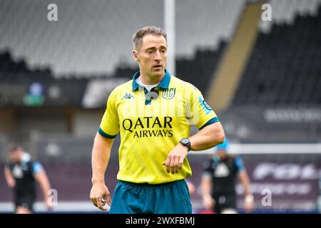 Swansea, Wales. 30. März 2024. Match-Schiedsrichter Andy Brace während des 13. Runde-Spiels der United Rugby Championship (URC) zwischen Ospreys und Emirates Lions im Swansea.com Stadium in Swansea, Wales, Großbritannien am 30. März 2024. Quelle: Duncan Thomas/Majestic Media. Stockfoto