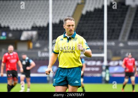 Swansea, Wales. 30. März 2024. Match-Schiedsrichter Andy Brace während des 13. Runde-Spiels der United Rugby Championship (URC) zwischen Ospreys und Emirates Lions im Swansea.com Stadium in Swansea, Wales, Großbritannien am 30. März 2024. Quelle: Duncan Thomas/Majestic Media. Stockfoto