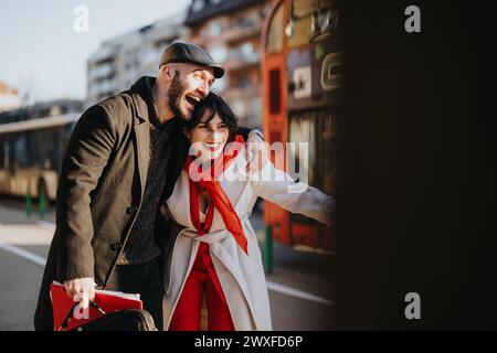 Fröhliche Geschäftskollegen genießen einen entspannten Moment bei einem informellen Treffen im Freien in einer dynamischen Stadt. Stockfoto