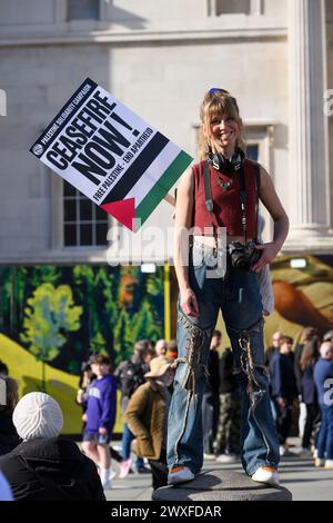 Eine Kundgebung palästinensischer Demonstranten auf dem Trafalgar-Platz, die zu einem Waffenstillstand der andauernden Militäroffensive des Gazastreifens durch die israelischen Verteidigungskräfte aufrufen. Stockfoto