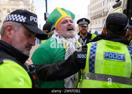 Ein pro-palästinensischer Demonstrant, der während eines marsches verhaftet wurde und einen Waffenstillstand der andauernden Militäroffensive von Gaza durch israelische Verteidigungskräfte forderte. Stockfoto