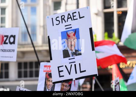 Demonstranten auf einem Pro-Palästina-marsch, die zu einem Waffenstillstand der laufenden Militäroffensive des Gazastreifens durch israelische Verteidigungskräfte aufrufen. Der marsch begann A Stockfoto