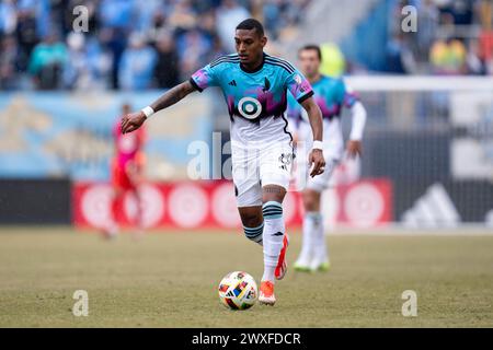 Chester, Pennsylvania, USA. 30. März 2024. Minnesota United FC Mittelfeldspieler Joseph Rosales (8) kontrolliert den Ball während der zweiten Hälfte eines Spiels gegen die Philadelphia Union im Subaru Park in Chester, Pennsylvania. Kyle Rodden/CSM/Alamy Live News Stockfoto