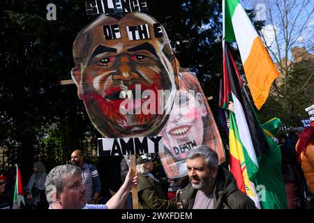 Demonstranten zu Beginn eines Pro-Palästina-marsches, der zu einem Waffenstillstand der laufenden Militäroffensive des Gazastreifens durch israelische Verteidigungskräfte aufruft. Das m Stockfoto