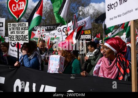 Demonstranten zu Beginn eines Pro-Palästina-marsches, der zu einem Waffenstillstand der laufenden Militäroffensive des Gazastreifens durch israelische Verteidigungskräfte aufruft. Das m Stockfoto
