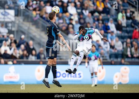 Chester, Pennsylvania, USA. 30. März 2024. Philadelphia Union Defender Jack Elliott (3) führt den Ball in der zweiten Hälfte eines MLS-Spiels gegen Minnesota United FC im Subaru Park in Chester, Pennsylvania an. Kyle Rodden/CSM/Alamy Live News Stockfoto