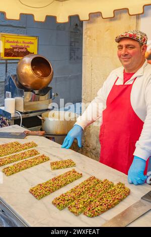 Person, die traditionelles Nougat herstellt, Ortygia, Syrakus, Sizilien, Italien Stockfoto