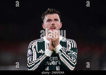 Der Mason Mount von Manchester United begrüßt die Fans nach dem Spiel der Premier League im Gtech Community Stadium in London. Bilddatum: Samstag, 30. März 2024. Stockfoto