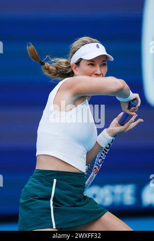 Miami, Florida, USA. 30. März 2024. Danielle Collins (USA) trifft im Finale der Women's Singles beim Tennis-Turnier der Miami Open eine Vorhand gegen Elena Rybakina (Kasachstan). Collins gewann das Spiel mit 7:5, 6:3. (Kreditbild: © Richard Dole/ZUMA Press Wire) NUR REDAKTIONELLE VERWENDUNG! Nicht für kommerzielle ZWECKE! Stockfoto