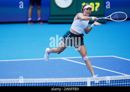 Miami, Florida, USA. 30. März 2024. Danielle Collins (USA) trifft im Finale der Women's Singles beim Tennis-Turnier der Miami Open eine Vorhand gegen Elena Rybakina (Kasachstan). Collins gewann das Spiel mit 7:5, 6:3. (Kreditbild: © Richard Dole/ZUMA Press Wire) NUR REDAKTIONELLE VERWENDUNG! Nicht für kommerzielle ZWECKE! Stockfoto