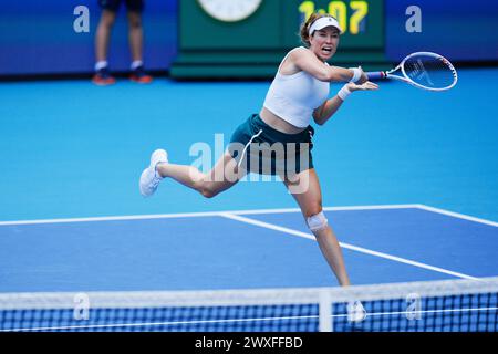 Miami, Florida, USA. 30. März 2024. Danielle Collins (USA) trifft im Finale der Women's Singles beim Tennis-Turnier der Miami Open eine Vorhand gegen Elena Rybakina (Kasachstan). Collins gewann das Spiel mit 7:5, 6:3. (Kreditbild: © Richard Dole/ZUMA Press Wire) NUR REDAKTIONELLE VERWENDUNG! Nicht für kommerzielle ZWECKE! Stockfoto