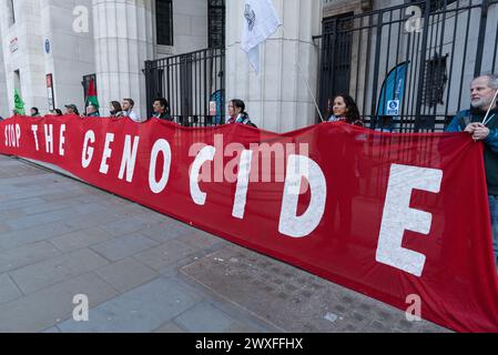 London, Großbritannien. 30. März 2024. Ein großes Banner vor dem Bush House in Aldwych erklärt "Stop the Genocide", während Zehntausende palästinensischer Anhänger durch das Zentrum Londons zum Trafalgar Square marschieren und zu einem Waffenstillstand und einem Ende der Unterstützung Großbritanniens und der USA für die Belagerung Israels aufrufen. Bombardierung und Invasion des Gazastreifens nach einem Angriff von Hamas-Militanten. Quelle: Ron Fassbender/Alamy Live News Stockfoto