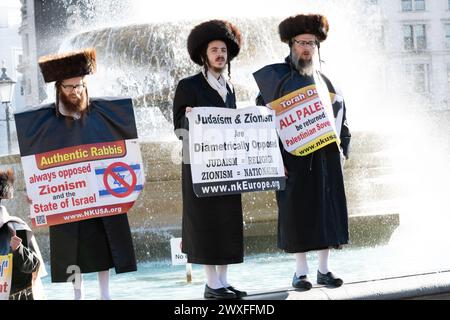 London, Großbritannien. 30. März 2024. Ultraorthodoxe Haredi-Juden schließen sich Zehntausenden palästinensischen Anhängern an, um auf dem Trafalgar-Platz einen Waffenstillstand und ein Ende der Unterstützung Großbritanniens und der USA für die Belagerung, Bombardierung und Invasion des Gazastreifens durch Israel nach einem Angriff von Hamas-Militanten zu fordern. Die Veranstaltung wurde von einer Koalition von Gruppen wie der Palästinensischen Solidaritätskampagne, der Stop the war Coalition, Freunden von Al Aqsa und CND organisiert und fiel mit dem Landtag zusammen, einem jährlichen Gedenken der Palästinenser an die Ermordung unbewaffneter Demonstranten, von denen die Hälfte Frauen war, die sich gegen israelische Pläne zur Landkonfiszierung im Jahr 1976 stellten. Cr Stockfoto