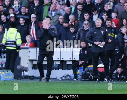 Bramall Lane, Sheffield, Großbritannien. 30. März 2024. Premier League Football, Sheffield United gegen Fulham; Sheffield United Head Coach Chris Wilder, der versucht, seine Spieler für Aufmerksamkeit zu gewinnen. Credit: Action Plus Sports/Alamy Live News Stockfoto