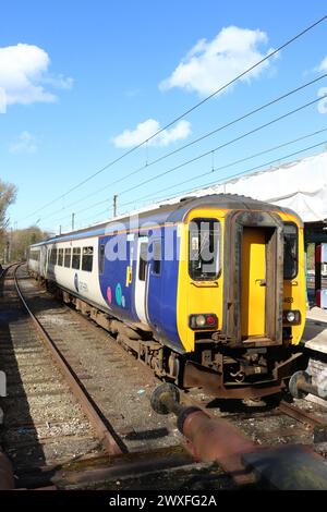 Northern Trains Super Sprinter Diesel-Triebzug der Baureihe 156 am 30. März 2024 in der Bucht Gleis 2 am Bahnhof Lancaster. Stockfoto